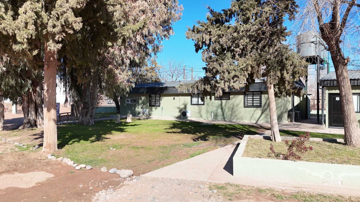 Edificio de habitaciones rodeado de espacios verdes