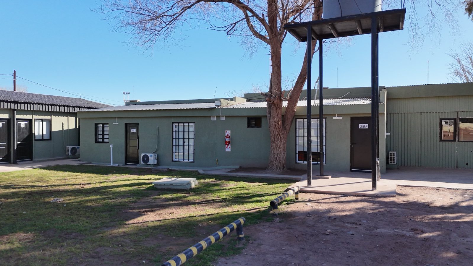 Frente de las casas 3 y 4, con galería techada y espacio verde parquizado