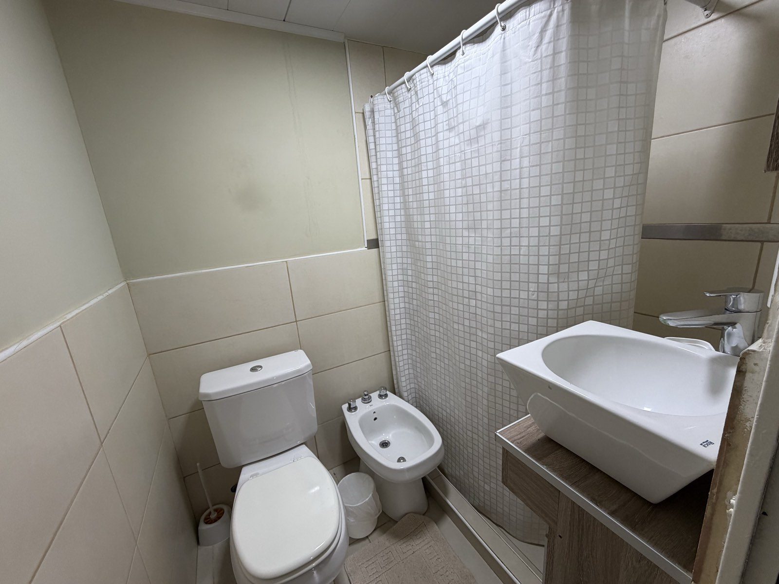 Baño de la habitación doble, con inodoro, bidet, bacha y ducha con cortina
