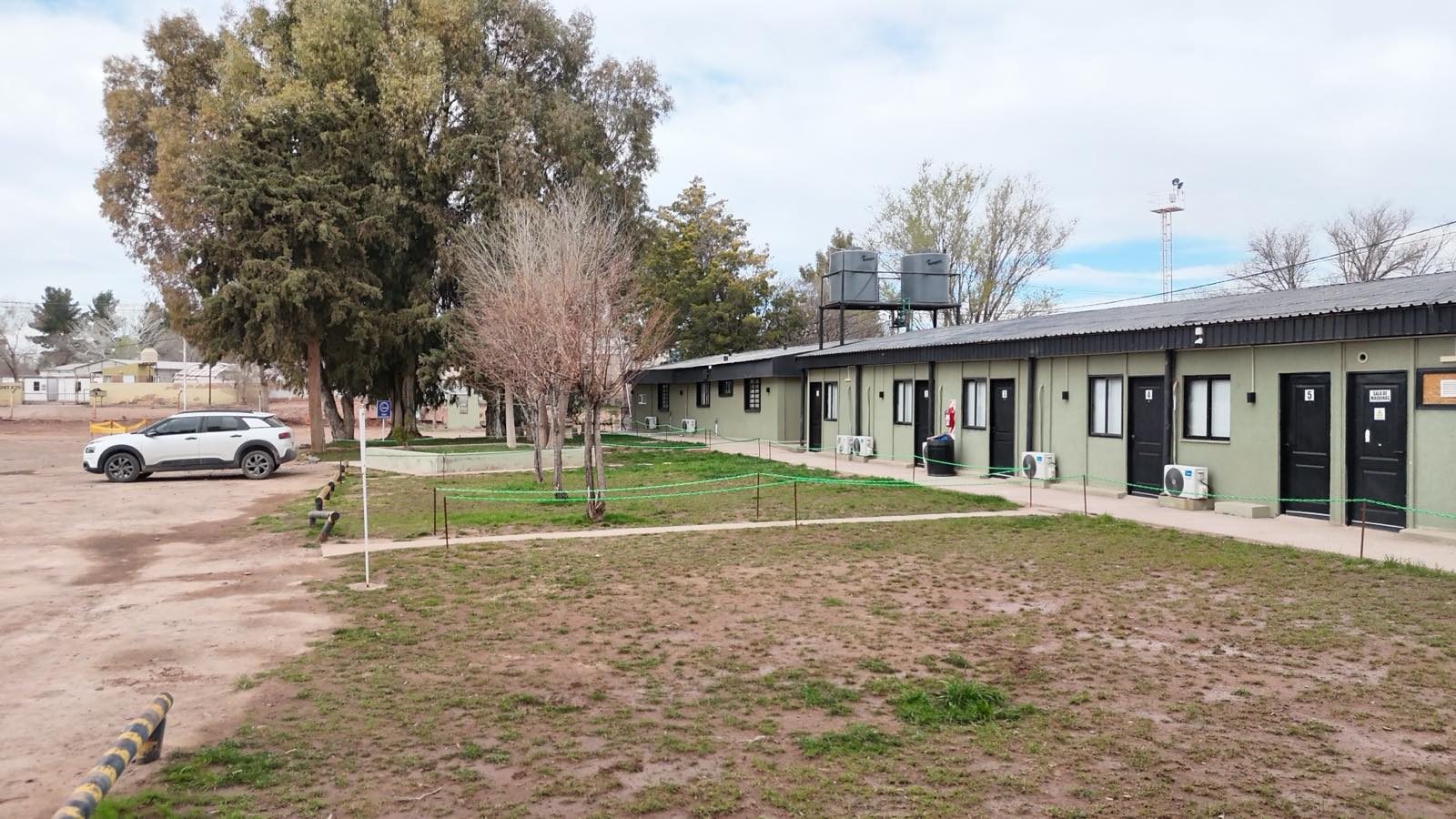 Sector de casas del complejo, con accesos individuales, espacio verde parquizado y estacionamiento.